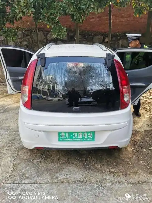 信阳商城交警查处无牌无证超员接送学生 电动车