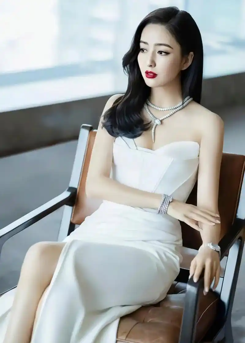 佟丽娅是越来越有女人味了,一袭白色抹胸长裙,纯洁高雅,秀丽端庄,温柔