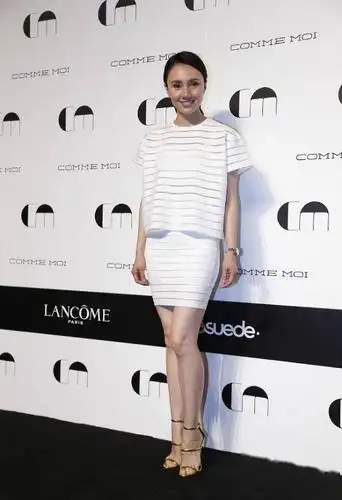 真是被袁泉瘦到了衣服叠着穿也没肉感天线腿好惹眼