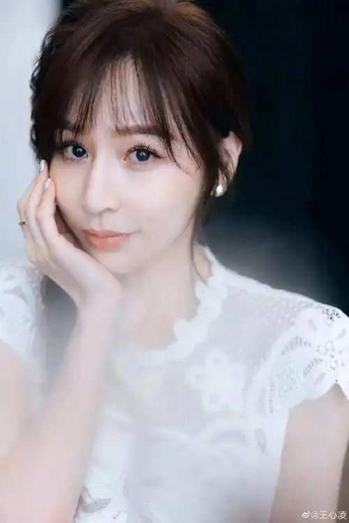 王心凌穿白色连衣裙梳单侧麻花辫!雪肤玉貌美若天仙