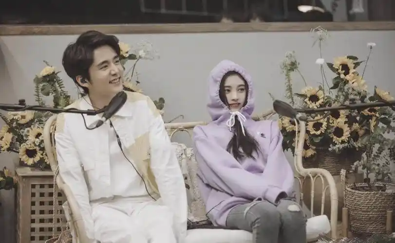 原创易烊千玺为避嫌缩在角落鞠婧祎却一脸束手无措两人真的不认识吗