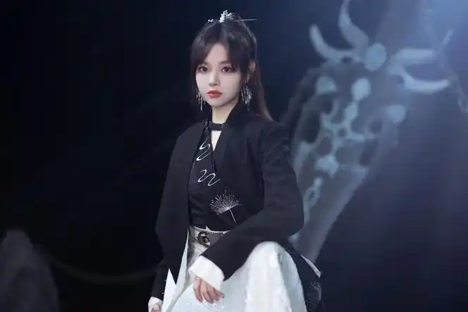 黄霄云翻唱生生世世爱 《生生世世爱》前奏一响……_新浪新闻