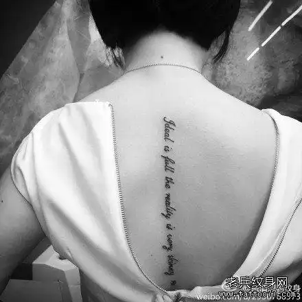 后背英文字符纹身图案