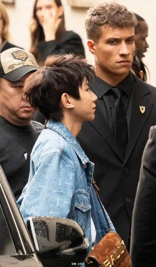 王源米兰时装周生图惹争议!脸上坑洼痘印明显,粉丝咬定被p黑图