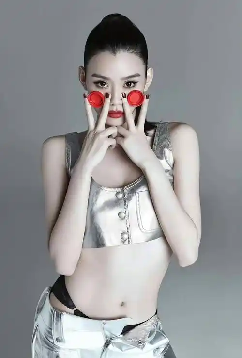 奚梦瑶的身材一直是众人瞩目的焦点,她那双修长笔直的双腿,纤细的