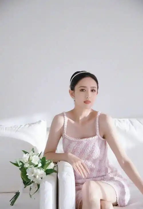 佟丽娅端午节晒美照,穿一款条纹吊带裙,清新优雅又减龄!