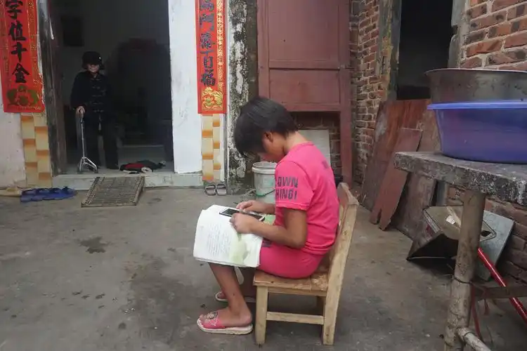 上网课日记 写美篇  首先来到这个家里生活困难内向的陆春玲小女孩家