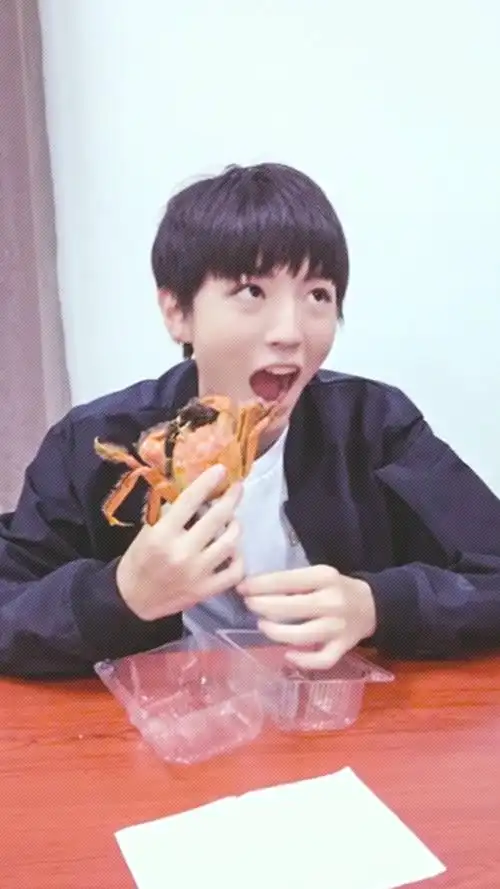 王俊凯 蟹老板吃小螃蟹啦哈哈哈