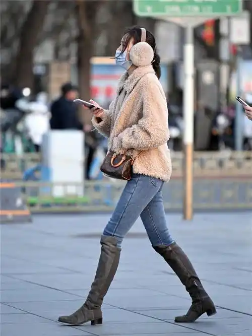 过膝靴搭配紧身牛仔裤,春季穿搭,还是要注意保暖_美女_的设计_感觉