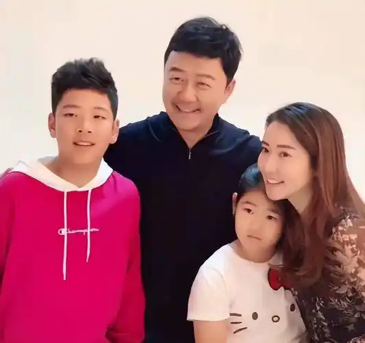 郭涛妻子李燃,嫁大15岁丈夫,婚后生两娃,一家四口幸福甜蜜