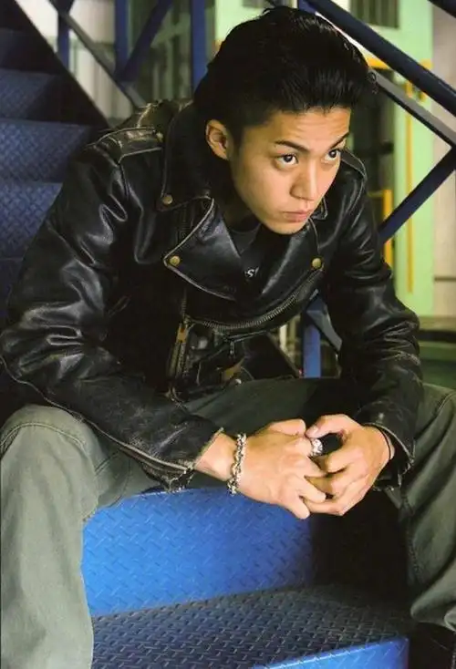 13年前电影《热血高校》,小栗旬痞帅背头造型,现今依然感觉霸气