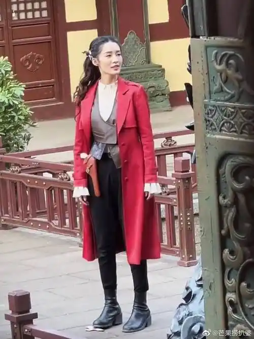 李沁拍照路透来啦黑色长靴加上红色风衣又美又飒