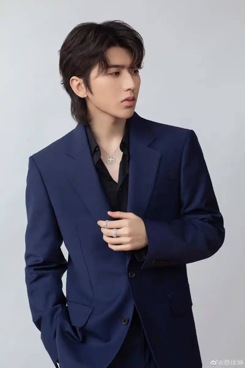 蔡徐坤到底长什么样?看清楚长相还挺帅