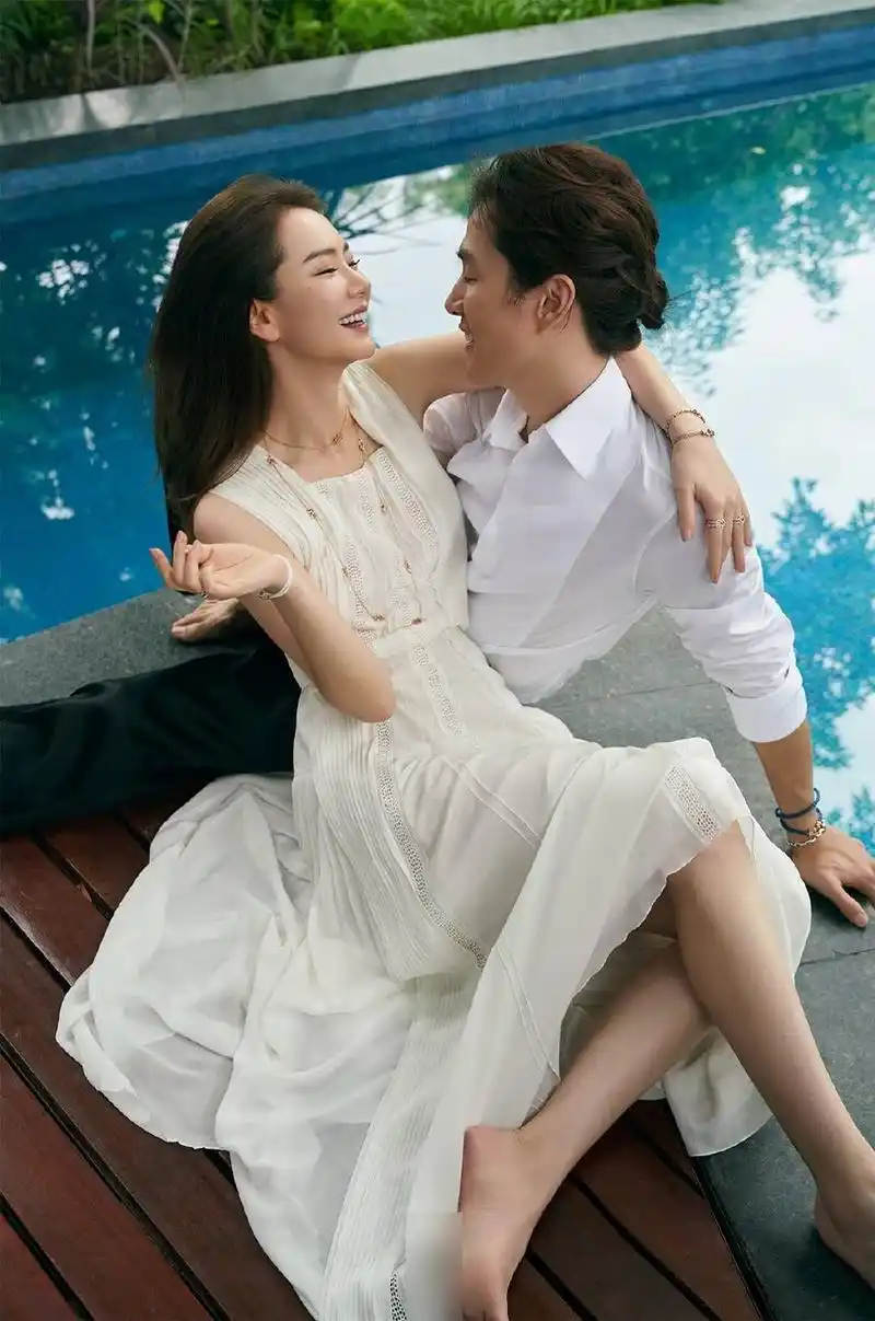 戚薇李承铉夫妇合拍大片,拥抱对视恩爱甜蜜