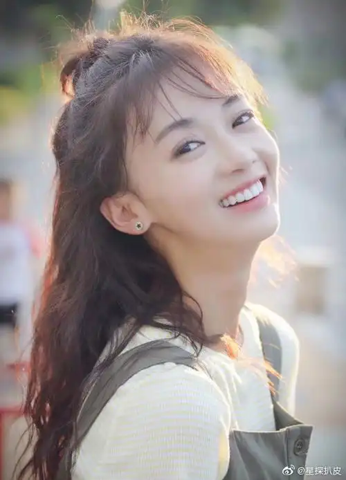 吴谨言晒短发造型