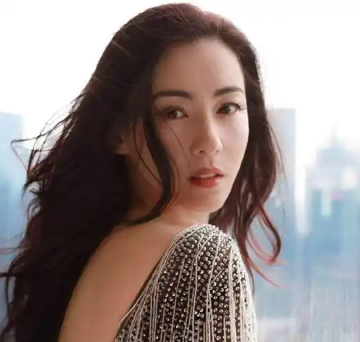 陈小春的不羁爱情,绯闻女友都是女神,情定应采儿将其宠成公主_小林