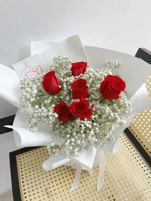 6朵红玫瑰小花束