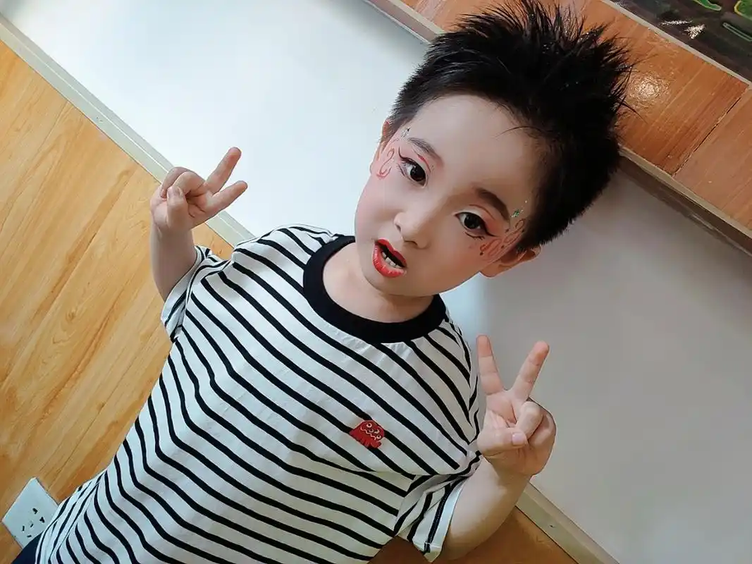 六一儿童节,小男生的古风舞台妆 告别六一儿童节男生传统粉粉嘟嘟 给