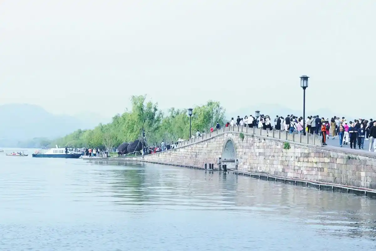 dou上热门 #西湖美景 #断桥 #新白 - 抖音