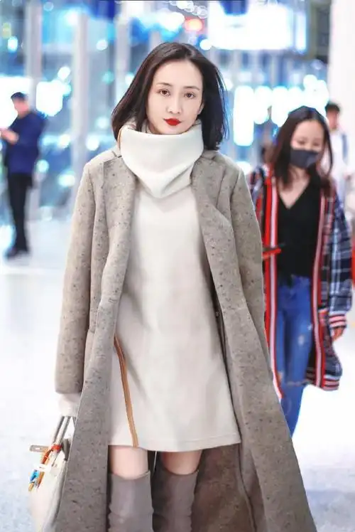王鸥无惧严寒冬天光腿穿过膝靴秀大腿这是在模仿杨幂吗