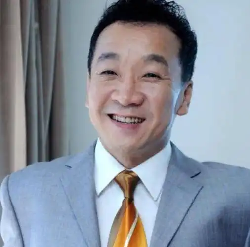 63岁刘亚津家庭照曝光怀抱外孙笑开怀演员女儿浓眉大眼颜值高