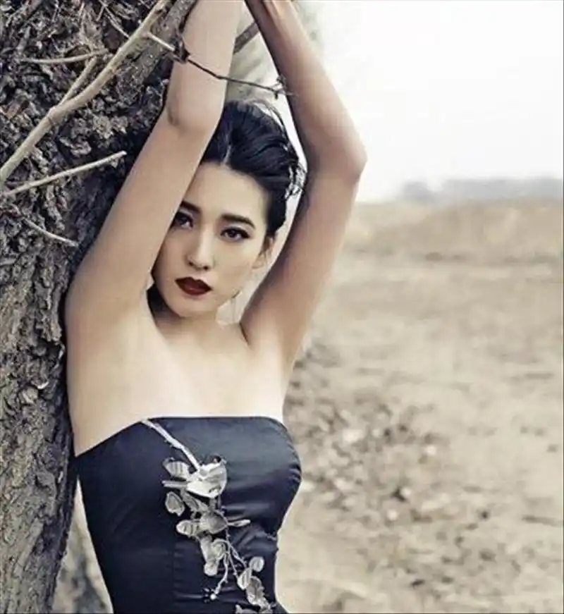 宁丹琳的美,摆对姿势就够了,剩下的就交给摄影师吧!