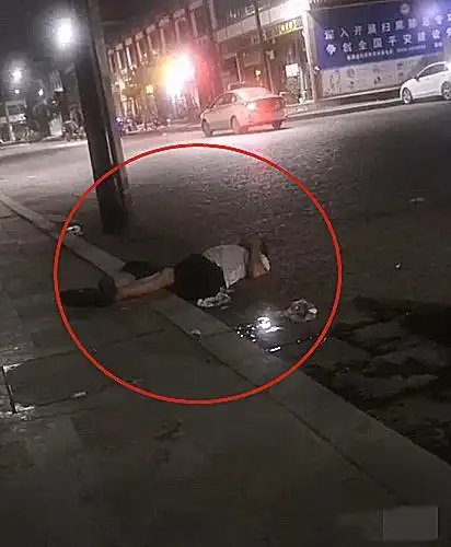 临颍:深夜一醉汉躺在鼓楼路边睡大觉,咋喊也叫不醒