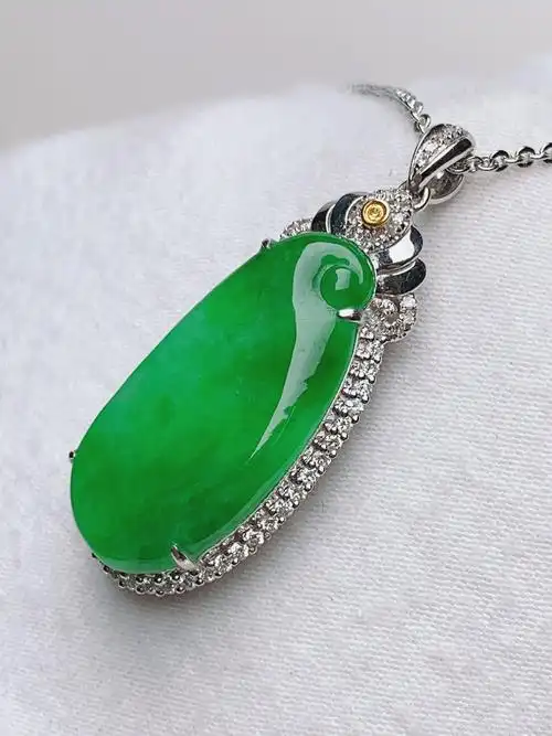 6图【18k金扣镶嵌 水润辣绿福瓜翡翠吊坠】图片大全-张玉堂翡翠