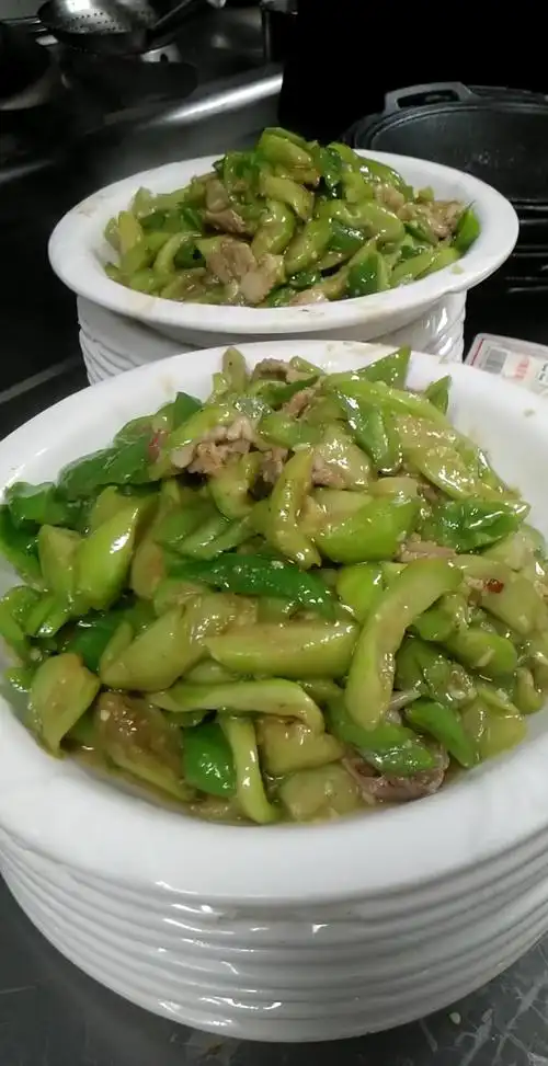 月薪1万的大厨,做的青椒炒丝瓜,大家觉得如何?
