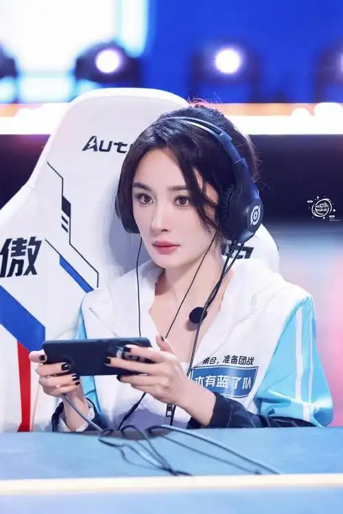 晚安咪语##杨幂开叉绣花拖尾裙##杨幂时代少年团模仿貂蝉