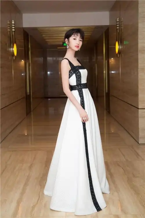 近日,毛晓彤一袭白色长裙亮相某粉丝盛典,白色波纹配以黑色绣花点缀