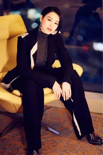 40岁胡杏儿真有范儿港式西服穿出高级感好身材不像生二胎