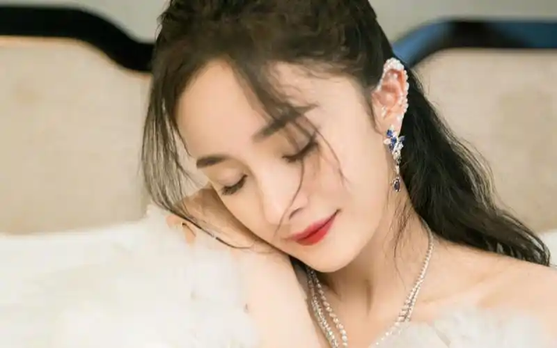 杨幂抹胸白礼服性感写真桌面壁纸_大陆明星_壁纸下载_美桌网