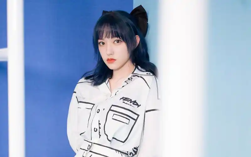 程潇蓝色短发性感图片桌面壁纸