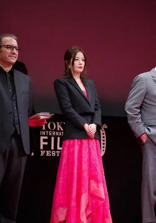 赵薇出席电影节闭幕粉色礼服搭拼接西装干练中透着性感