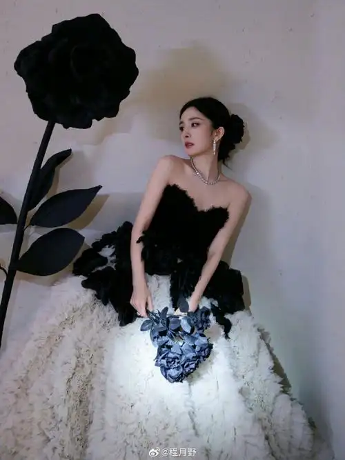 杨幂美女姐姐9408gq moty年度人物盛典黑玫瑰造型95玫瑰可不止