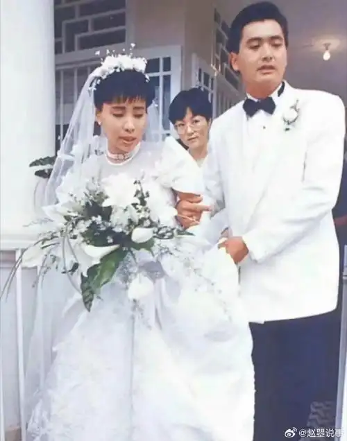 1987年,周润发迎娶了小四岁的新加坡富商的独生女儿陈荟莲,他们一直没