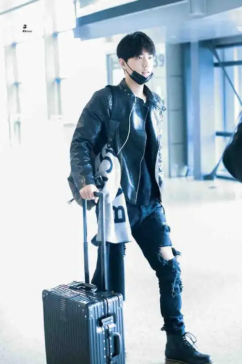 考古#肖战#机场那年今日20171122重庆上海不怕冷的破洞裤小赞帅气满分