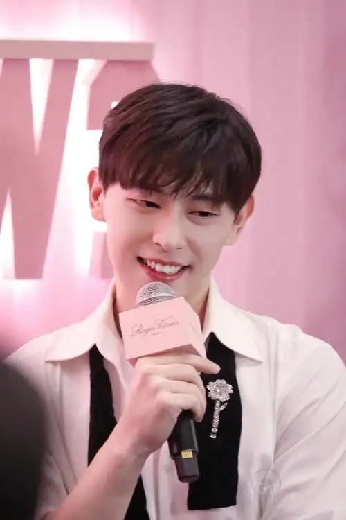 邓伦[超话]#l#rogervivier品牌代言人邓伦#l#邓伦盛清让#2021年09月