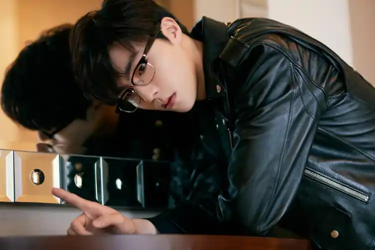 陈立农 > 陈立农黑色皮衣帅气图片写真(2/8)陈立农相关图片 推荐壁纸