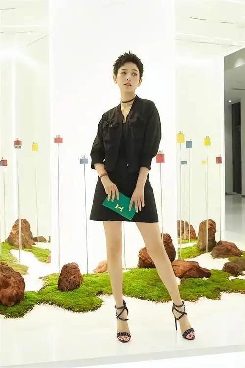 刘恺威真是捡到宝了!现任女友身材高挑,飒爽大方,条件不输杨幂