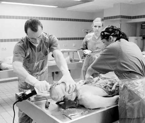 历史中三个牛人死刑犯, 执行死刑后都生还, 其中一人身中9枪