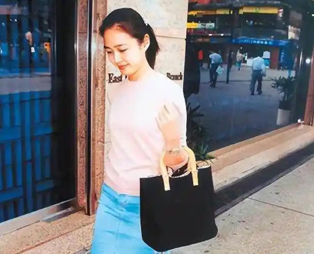 虽说朱丽倩一家十分低调,但还是有各种媒体曝光朱丽倩的身世.