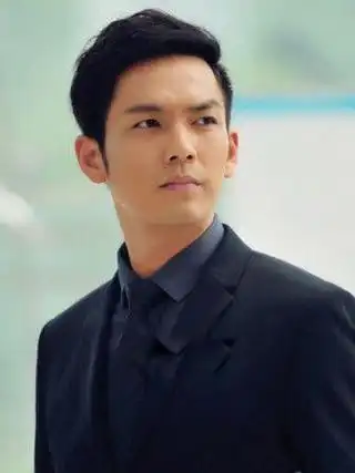 1974年9月30日出生于美国旧金山,祖籍上海,华语影视男演员,导演,毕业