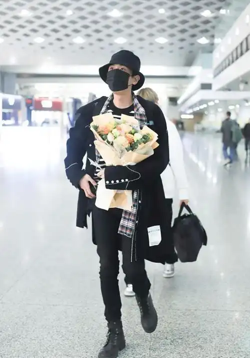 张若昀瘦成小鲜肉全黑穿搭看着挺有型腿看着比女生还细