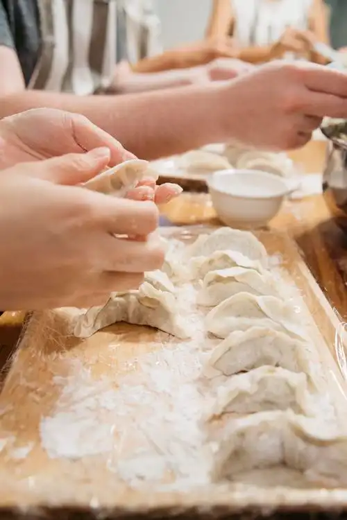 家常烹饪体验和一家人一起制作饺子