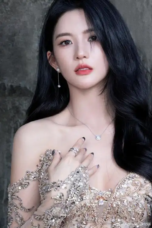 刘些宁身穿anny lin bridal【旷野生花】系列高定礼服亮相丝绸之路