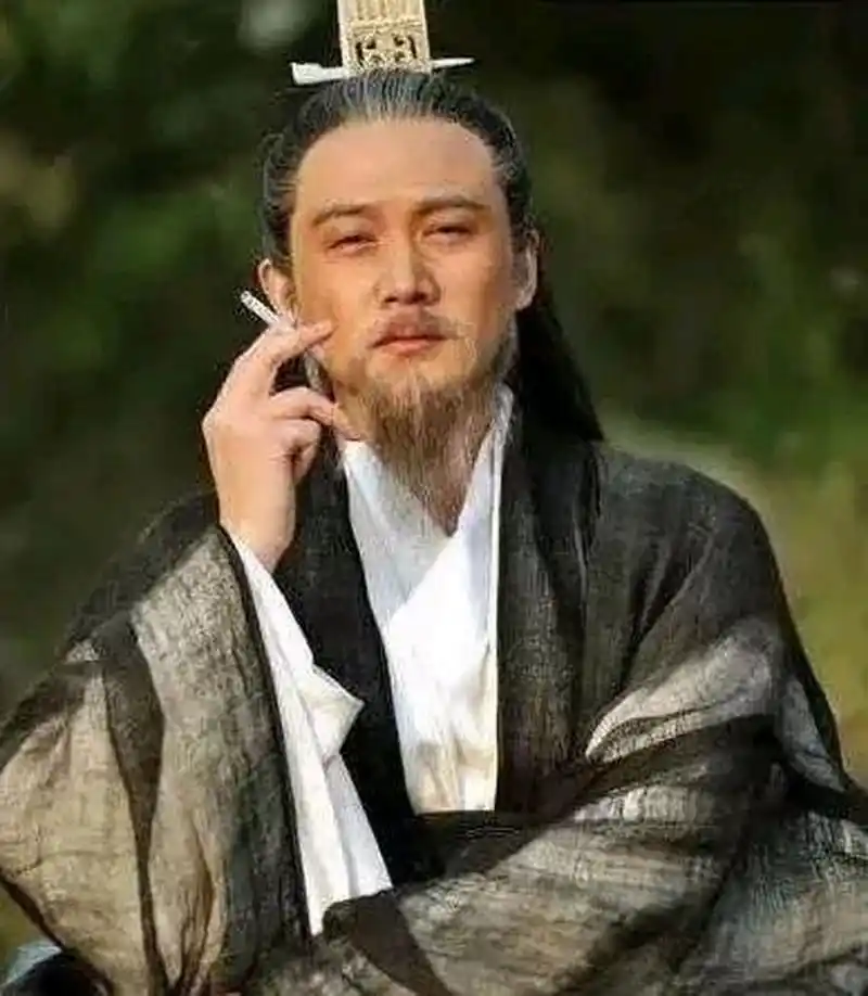 提神解乏的场景  陆毅这个扮相加上抽烟的样子,给人一种"诸葛亮"穿越