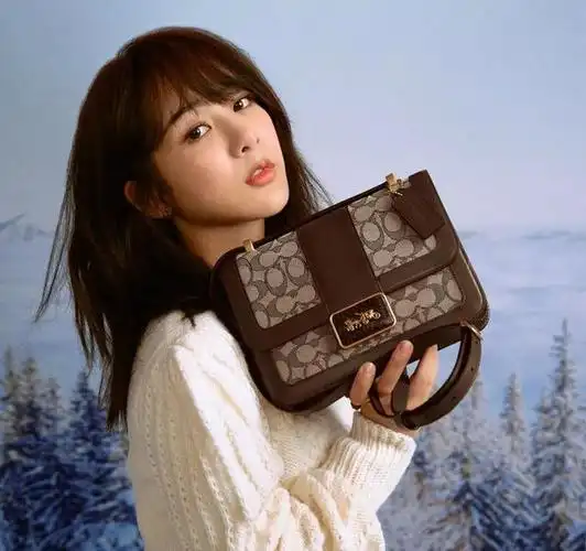 蔻驰贝壳包为什么硬杨紫展示coach蔻驰2021最新包包