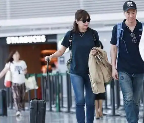 45岁徐静蕾与男友黄立行现身机场,俩人相恋10年不结婚